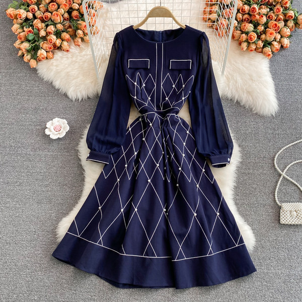 Női ruha ovális nyakkivágással, hátul cipzárral