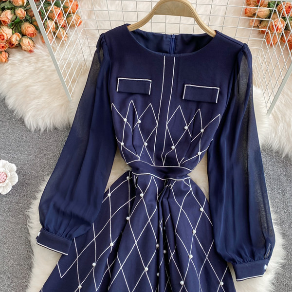 Női ruha ovális nyakkivágással, hátul cipzárral