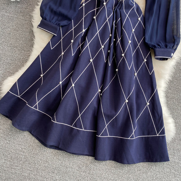 Női ruha ovális nyakkivágással, hátul cipzárral