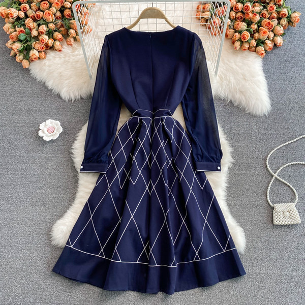 Női ruha ovális nyakkivágással, hátul cipzárral