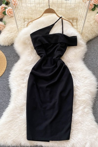 Stiilne naiste kleit õhukeste rihmadega - musta värvi