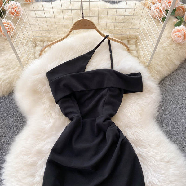 Stiilne naiste kleit õhukeste rihmadega - musta värvi