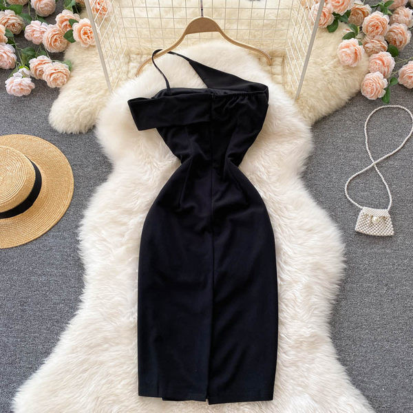 Stiilne naiste kleit õhukeste rihmadega - musta värvi