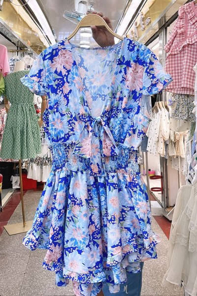 Új modell női ruha mély spitz nyakkivágással és virágmintával