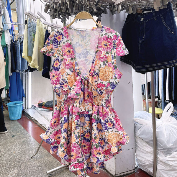 Új modell női ruha mély spitz nyakkivágással és virágmintával