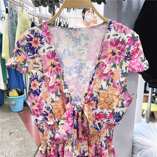 Új modell női ruha mély spitz nyakkivágással és virágmintával