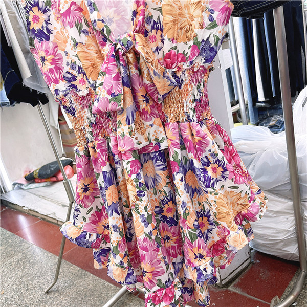 Új modell női ruha mély spitz nyakkivágással és virágmintával