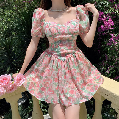 Modern női szabású virágmintás ruha