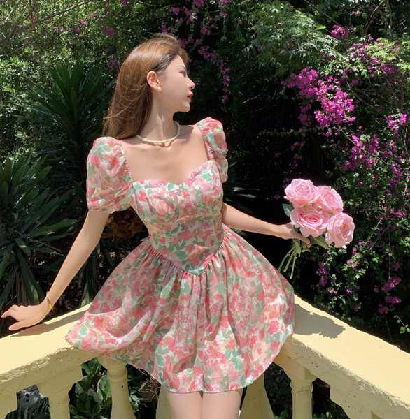 Modern női szabású virágmintás ruha