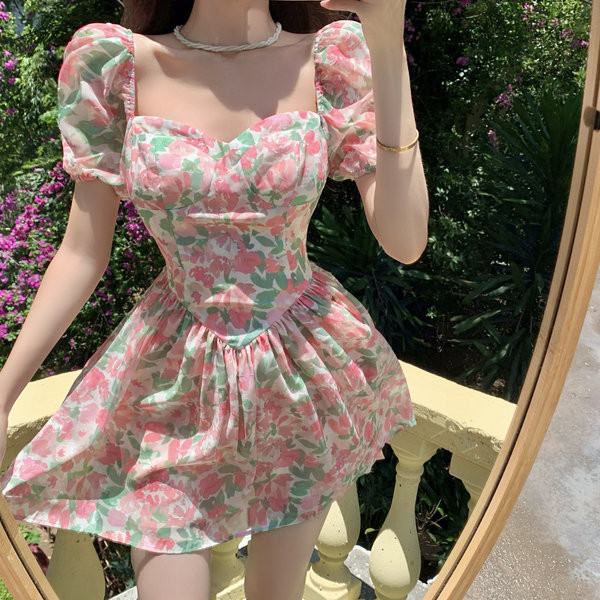 Modern női szabású virágmintás ruha