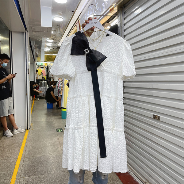 Új modell női ruha szalaggal és spitz nyakkivágással