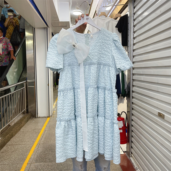 Új modell női ruha szalaggal és spitz nyakkivágással