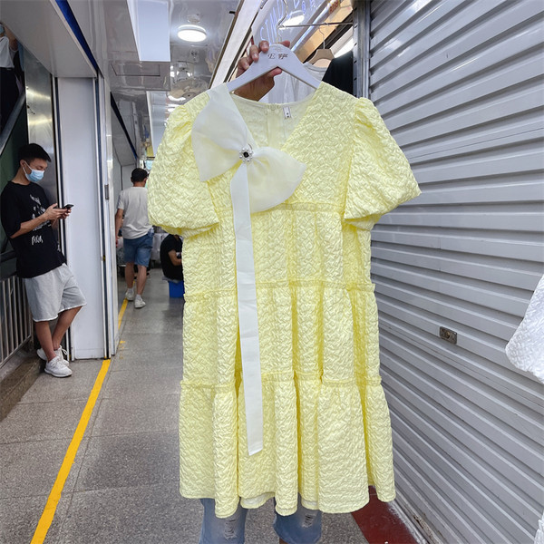 Új modell női ruha szalaggal és spitz nyakkivágással