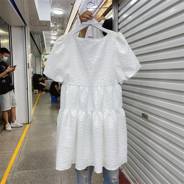 Új modell női ruha szalaggal és spitz nyakkivágással