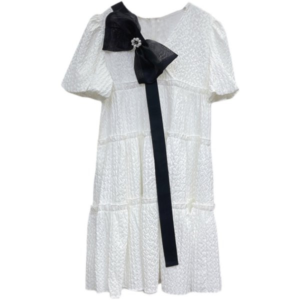 Új modell női ruha szalaggal és spitz nyakkivágással