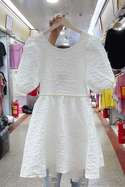 Kivágott modell női ruha kerek nyakkivágással, rövid ujjú fehér színben