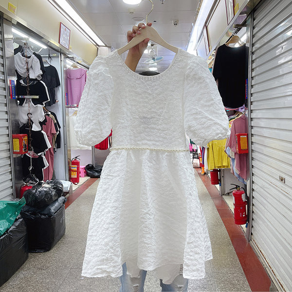 Kivágott modell női ruha kerek nyakkivágással, rövid ujjú fehér színben