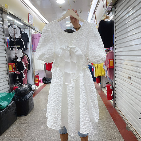 Kivágott modell női ruha kerek nyakkivágással, rövid ujjú fehér színben