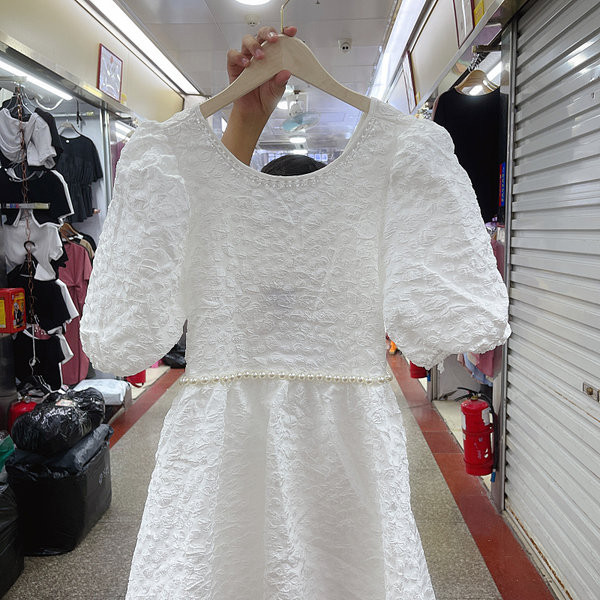 Kivágott modell női ruha kerek nyakkivágással, rövid ujjú fehér színben