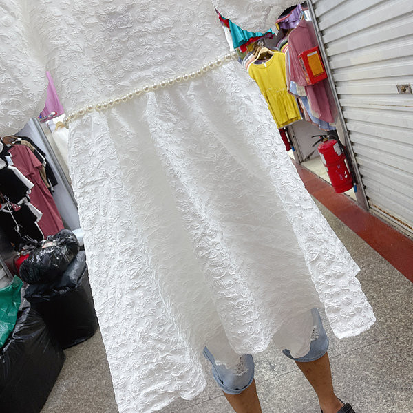 Kivágott modell női ruha kerek nyakkivágással, rövid ujjú fehér színben