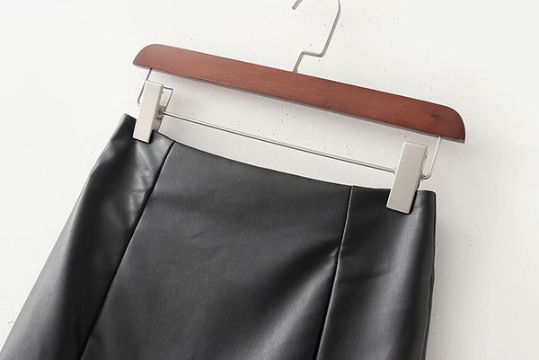 Öko bőrből készült rövid női szoknya fürtökkel