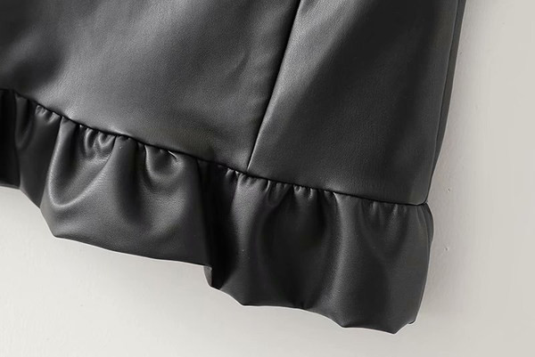 Öko bőrből készült rövid női szoknya fürtökkel