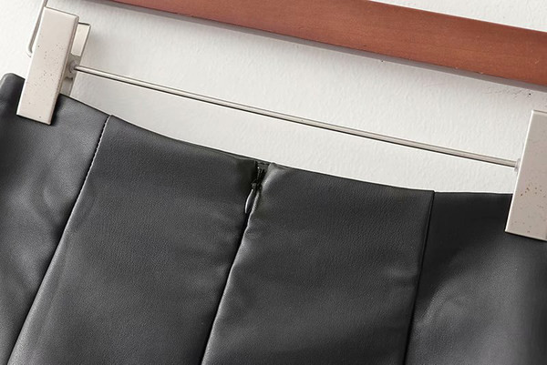 Öko bőrből készült rövid női szoknya fürtökkel