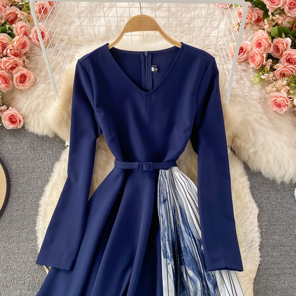 Női ruha övvel és kerek nyakkivágással