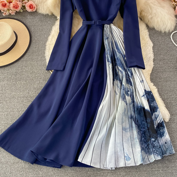 Női ruha övvel és kerek nyakkivágással