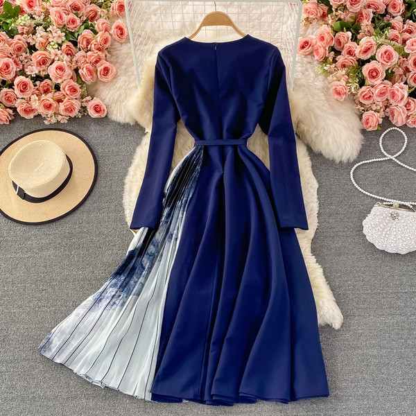 Női ruha övvel és kerek nyakkivágással