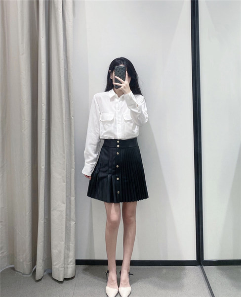 Rövid hajtogatott műbőr szoknya gombokkal