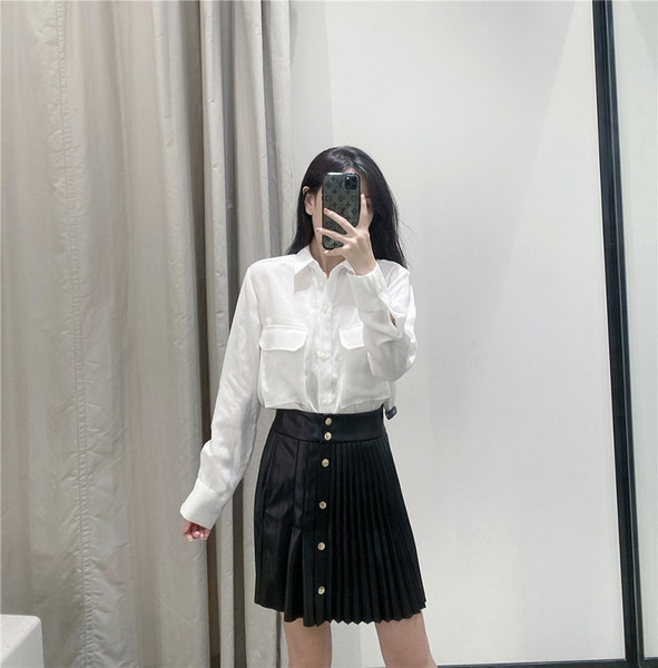 Rövid hajtogatott műbőr szoknya gombokkal