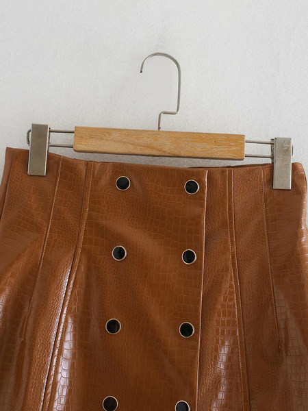 Rövid műbőr szoknya, kétsoros rögzítéssel