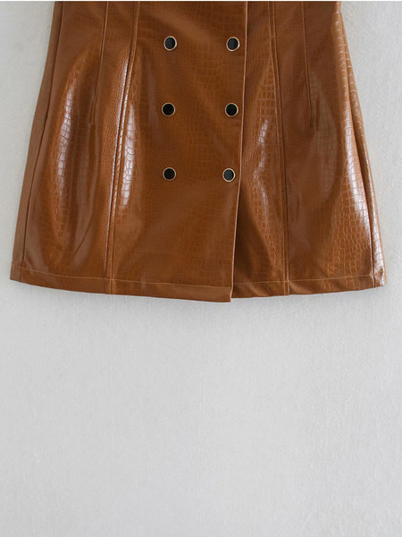 Rövid műbőr szoknya, kétsoros rögzítéssel