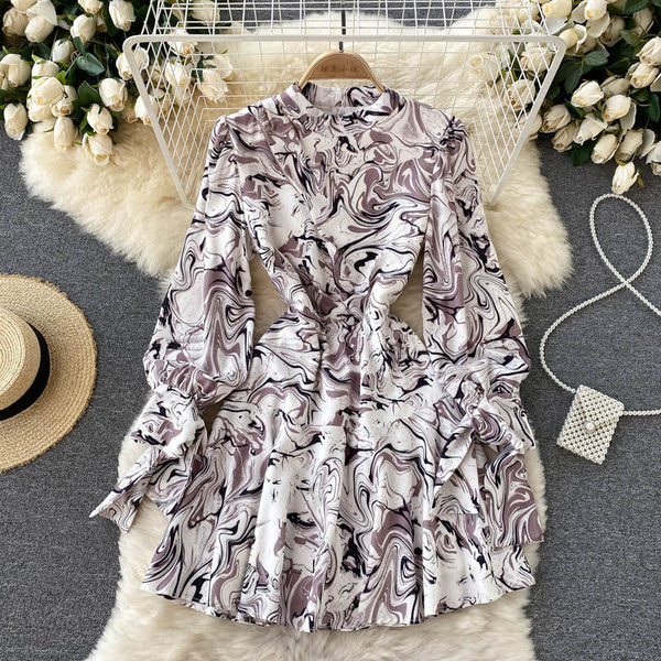 Alkalmi női ruha hosszú ujjal, alacsony gallérral