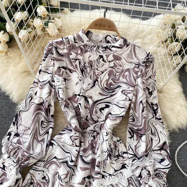 Alkalmi női ruha hosszú ujjal, alacsony gallérral