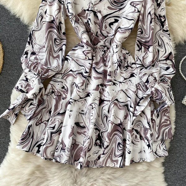 Alkalmi női ruha hosszú ujjal, alacsony gallérral