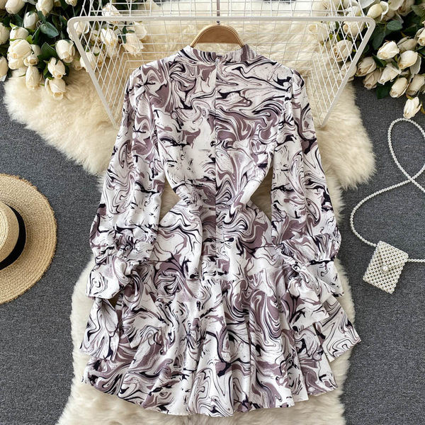 Alkalmi női ruha hosszú ujjal, alacsony gallérral