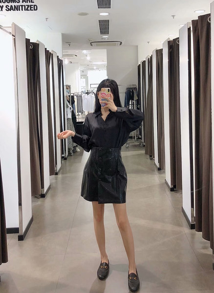 Rövid szoknya dombornyomott öko bőrből, kétsoros rögzítéssel