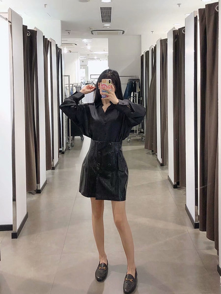 Rövid szoknya dombornyomott öko bőrből, kétsoros rögzítéssel