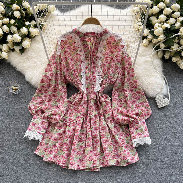 Γυναικείο φόρεμα με λουλουδάτο μοτίβο και δαντέλα