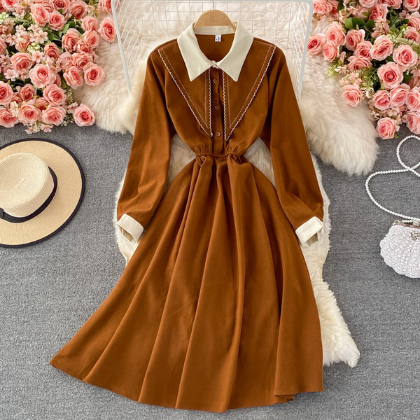 Modern női ruha gumírozott derékkal és klasszikus gallérral