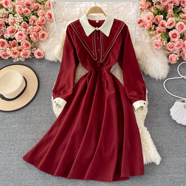 Modern női ruha gumírozott derékkal és klasszikus gallérral