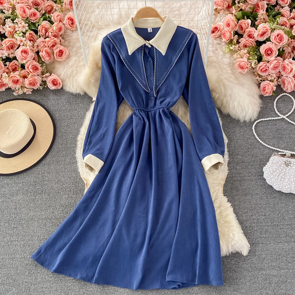 Modern női ruha gumírozott derékkal és klasszikus gallérral