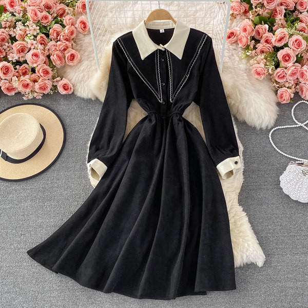 Modern női ruha gumírozott derékkal és klasszikus gallérral