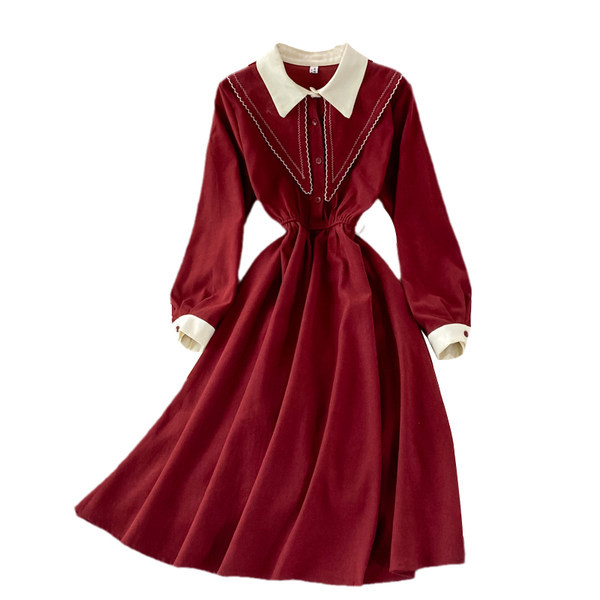 Modern női ruha gumírozott derékkal és klasszikus gallérral