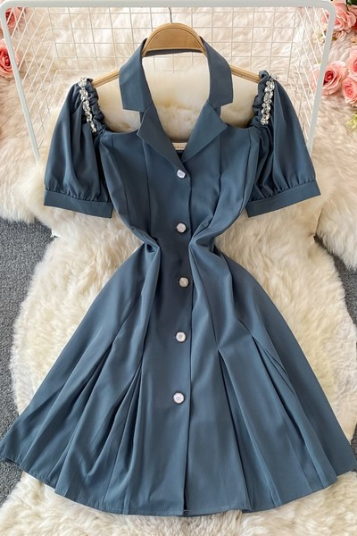 Csupasz vállú női ruha gombokkal több színben