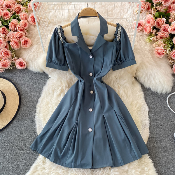 Csupasz vállú női ruha gombokkal több színben