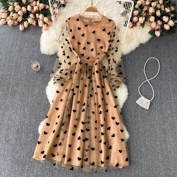 Szívből készült modern női ruha tüllből