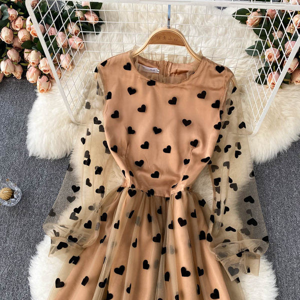 Szívből készült modern női ruha tüllből